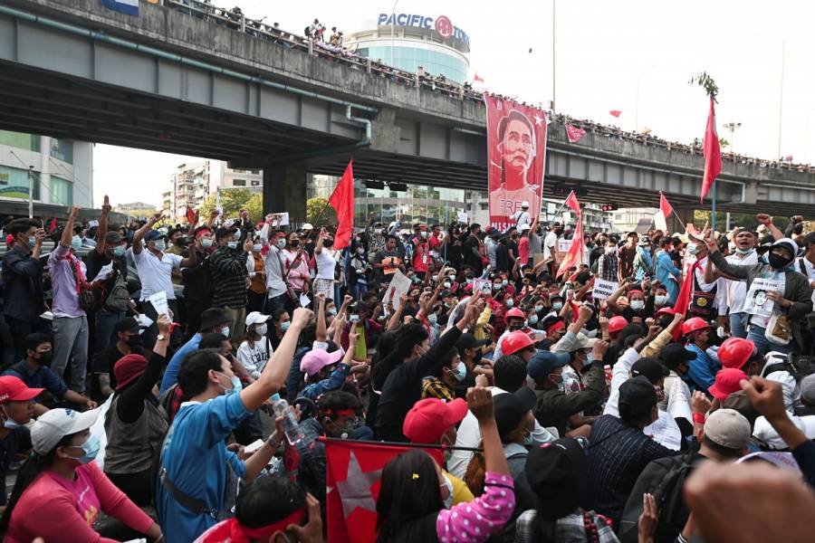 Birmania vive protestas masivas pese a amenazas del Ejército