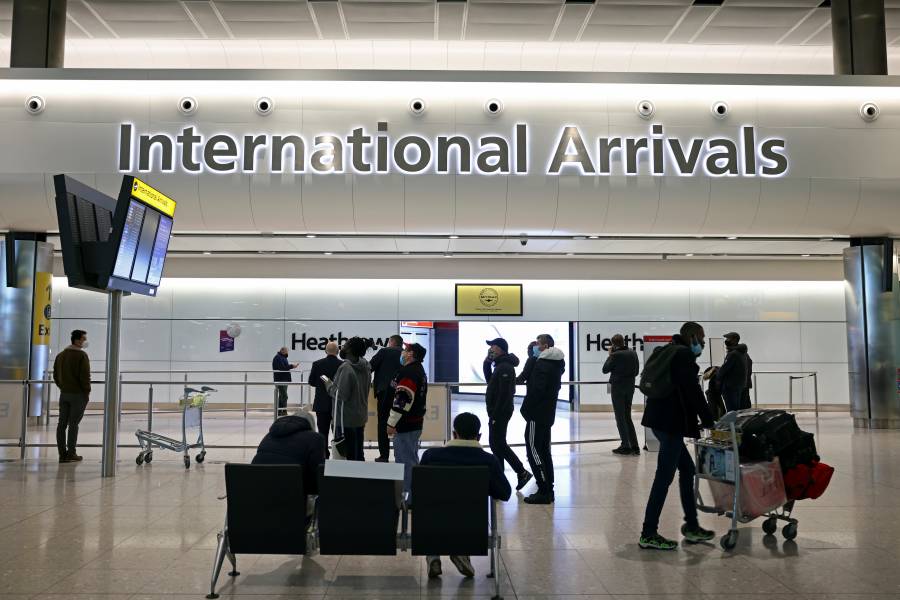 Reino Unido impondrá multas o prisión a viajeros que violen medidas de COVID-19
