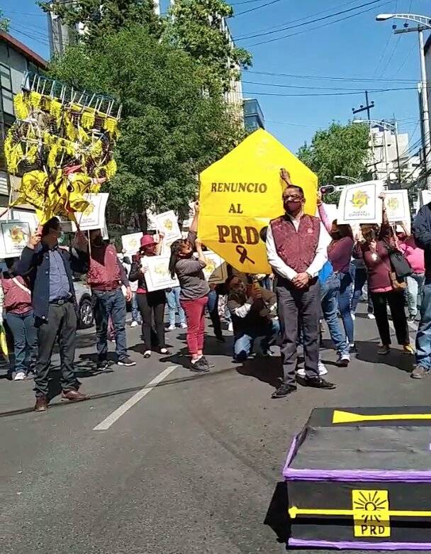 Renuncian miles de perredistas ante alianza con PRI y PAN