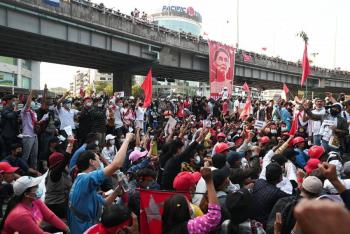 Birmania vive protestas masivas pese a amenazas del Ej&eacute;rcito