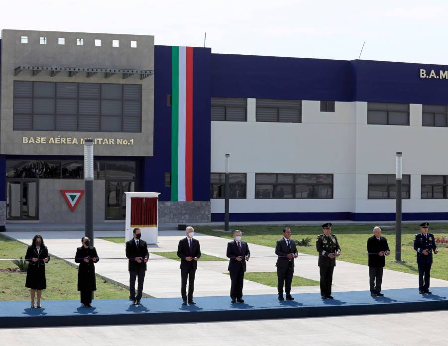 Asiste Alfredo del Mazo a conmemoración del aniversario de la Fuerza Aérea Mexicana