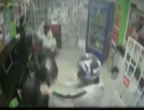 Con machete en mano, ni&ntilde;a ataca a ladrones parar defender a su madre