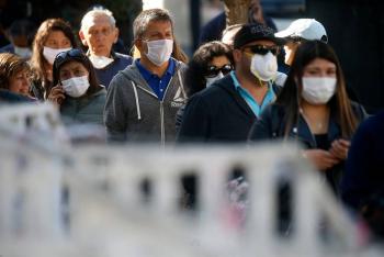 Latinos los menos vacunados y los que m&aacute;s mueren por Covid en EEUU
