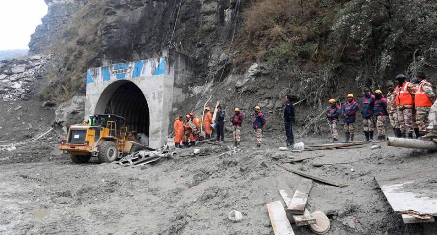 Se dificulta el rescate de trabajadores en túnel del Himalaya