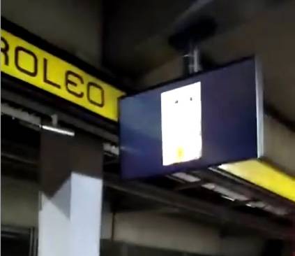 Metro sancionará a empresa que transmitió video porno en una pantalla