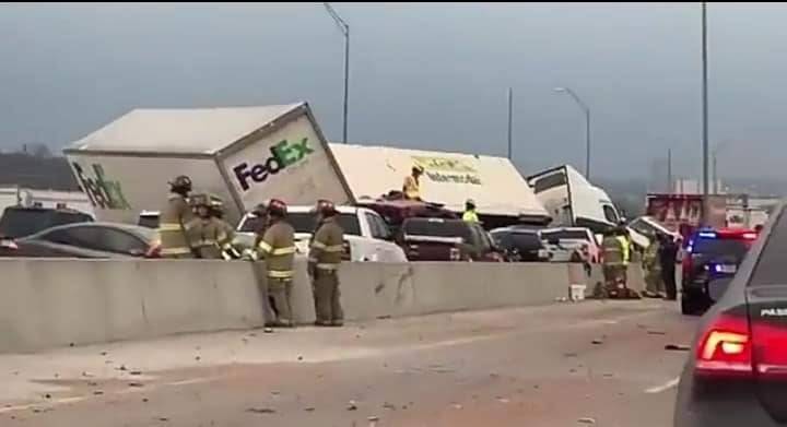Deja 5 muertos por choque de 100 autos, tormenta en Estados Unidos