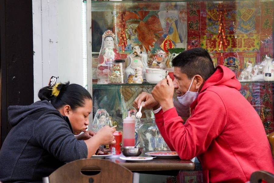 Restaurantes en CDMX seguirán operando en exteriores pese a semáforo naranja