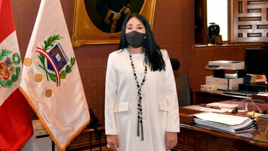 Canciller de Perú renuncia tras admitir que recibió vacuna contra COVID