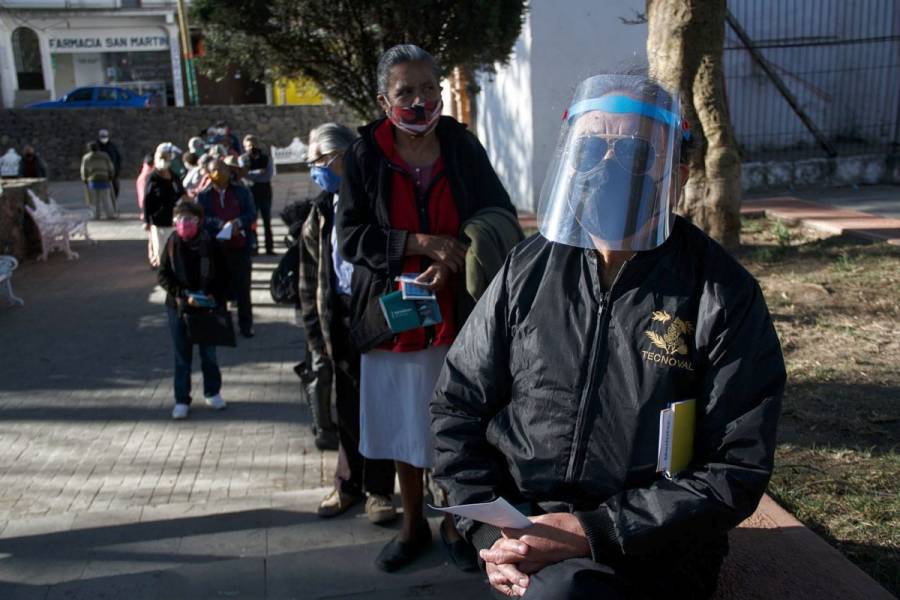 Vacunación de adultos mayores en CDMX inicia con retrasos