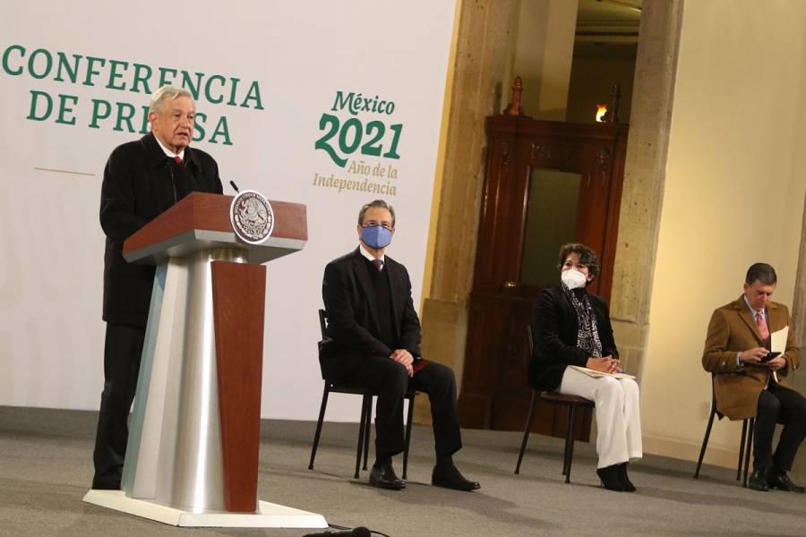 AMLO formaliza relevo en SEP; sale Esteban Moctezuma y llega Delfina Gómez