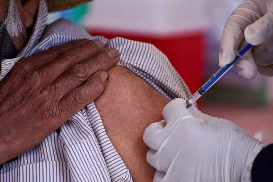 Inició vacunación de adultos mayores en 330 municipios