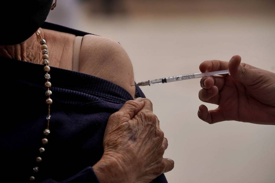 Dolor en el lugar y posible fiebre, reacciones a la vacuna contra COVID-19
