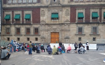 Decide CNTE instalar plant&oacute;n afuera de Palacio Nacional