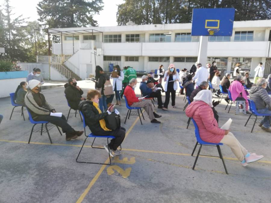 En segundo día, vacunan a 31 mil adultos mayores