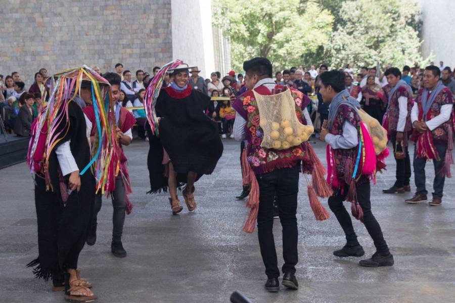 Pese a COVID-19, ind&iacute;genas tzotziles celebran carnaval en Chiapas