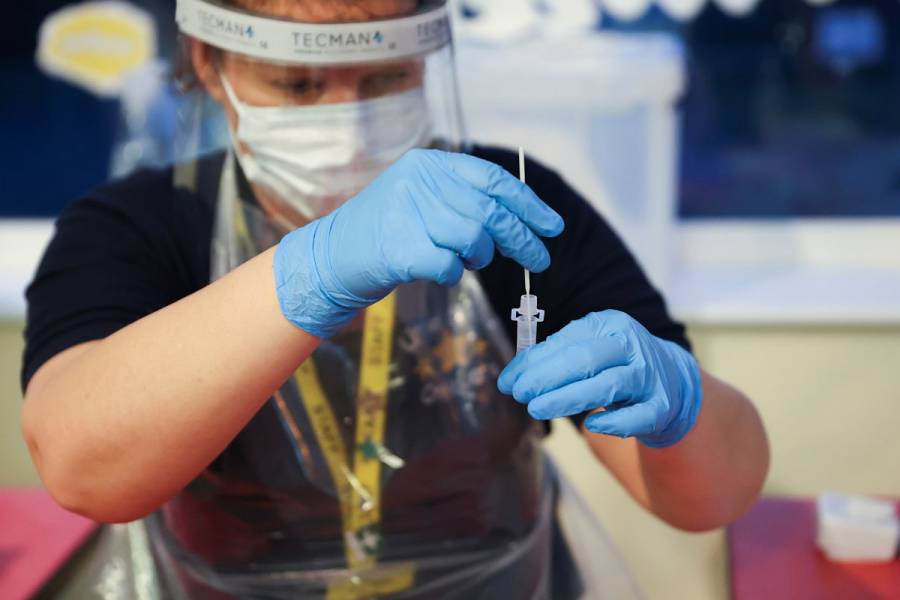 Reino Unido autoriza infectar a personas sanas para probar fármacos contra COVID-19