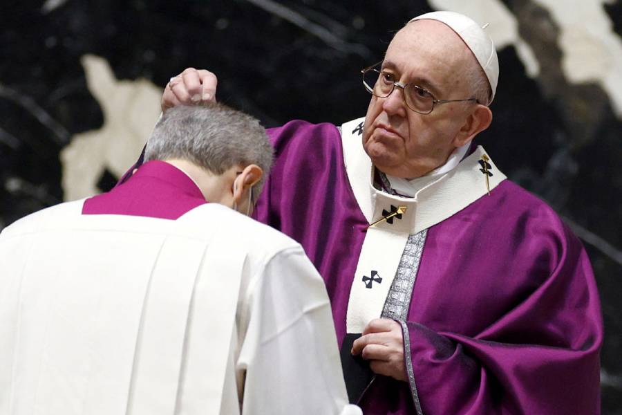 Papa comienza la Cuaresma mientras los ritos del Miércoles de Ceniza se reducen por el COVID-19