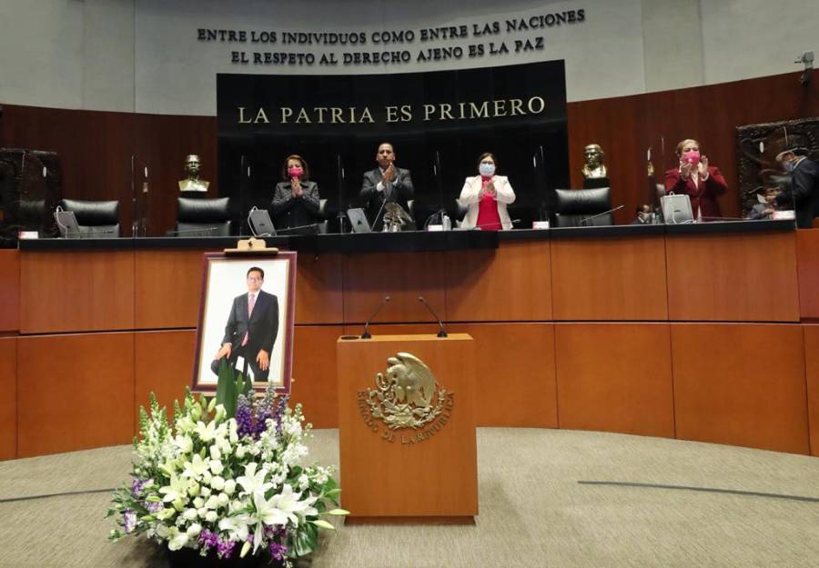 Senado dedica un minuto de aplausos en homenaje al cronista Juan Arvizu