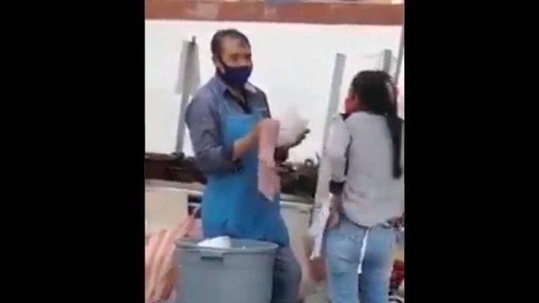 Sorprenden a pareja de taqueros reutilizando platos de la basura