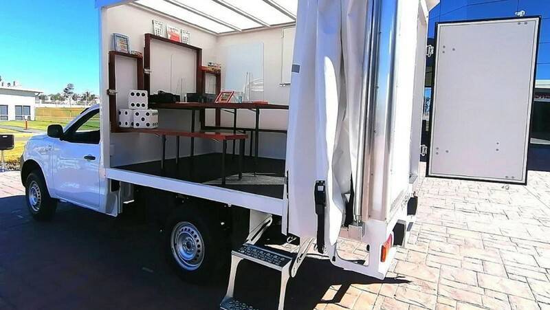 Obsequian camioneta a maestra que ofrecía clases a niños en su vehículo