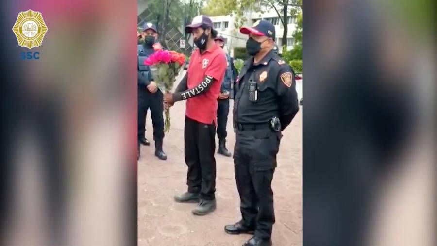 Video: Por encontrar a su hija, padre regala flores a policías de la CDMX