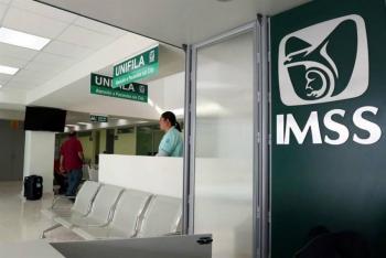 Destituyen a dos directivos de UMF del IMSS por aplicarse vacuna