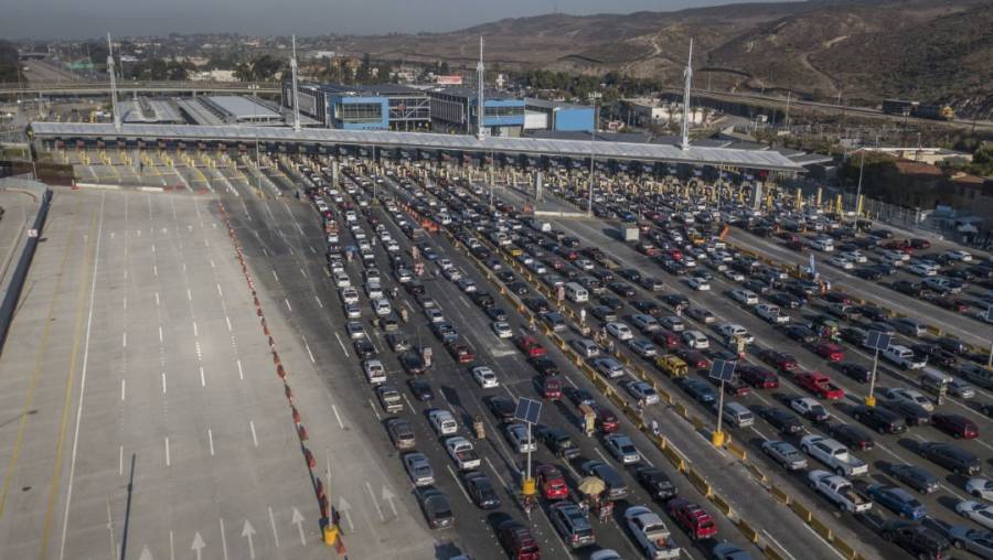 EEUU extiende restricciones en fronteras con Canadá y México