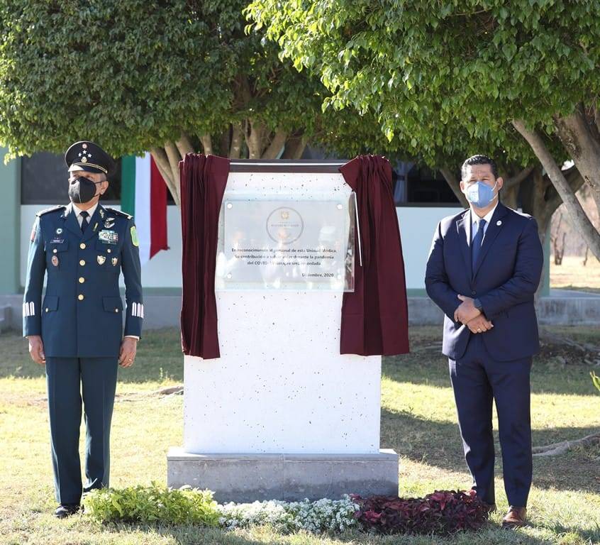 Condecoran Hospital Militar COVID de Irapuato por atención a la pandemia