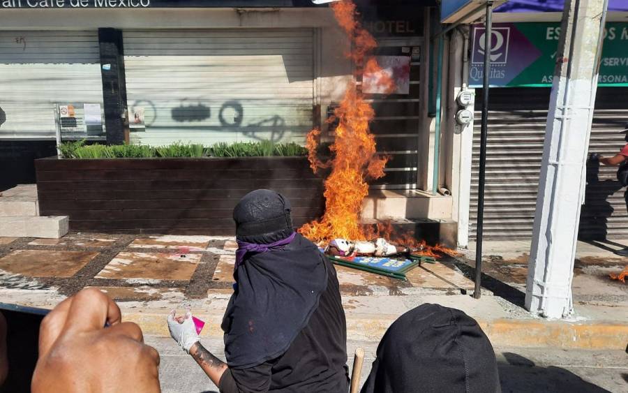 ... Y feministas lanzan bombas molotov en protesta