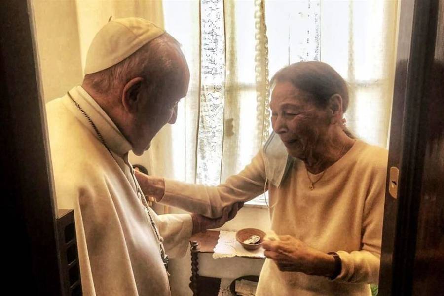 El Papa Francisco realiza visita a superviviente del Holocausto