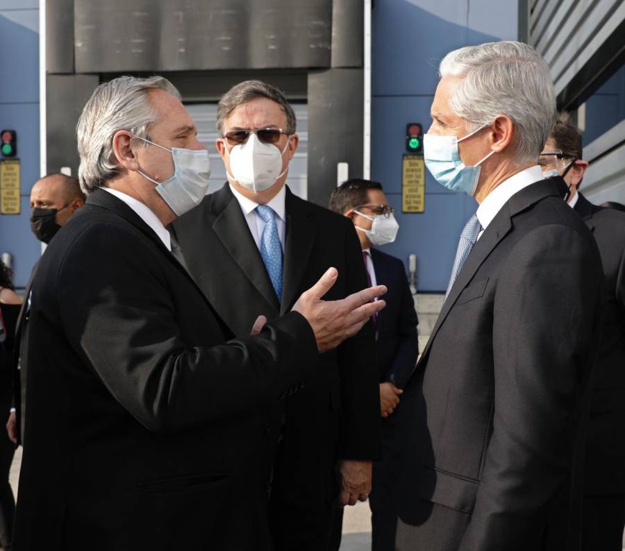 Alfredo del Mazo, Marcelo Ebrard y Alberto Fernández recorren planta de envasado de vacunas Covid en EdoMex