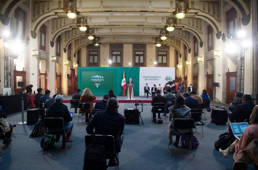 “Abogados que defiendan empresas vs Reforma Eléctrica, cometen traición”: AMLO