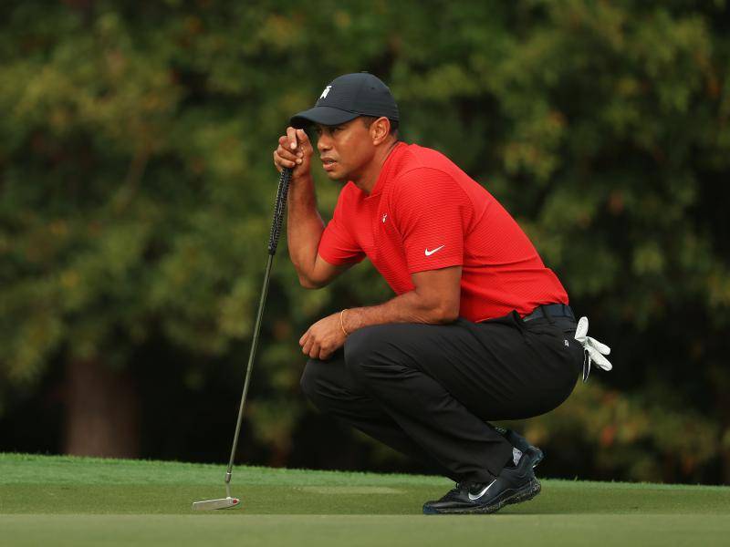 Sufre Tiger Woods fuerte accidente automovilístico; lo someten a cirugía
