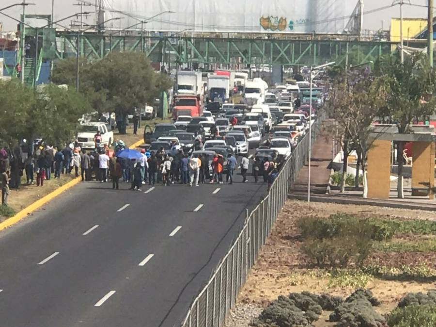 Adultos mayores bloquean Avenida Central en Ecatepec para exigir vacunación