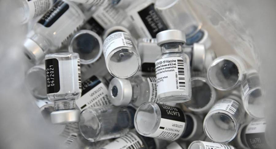 Estafadores ofrecen 400 millones de vacunas COVID 