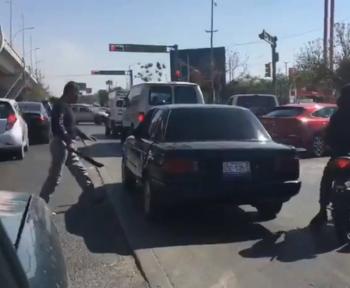 Policía amenaza con un machete a un automovilista en Guanajuato