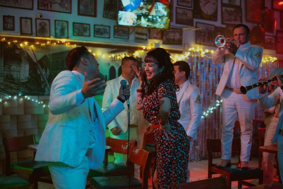 Video: Mon Laferte y La Arrolladora estrenan ‘Se me va a quemar el coraz&oacute;n