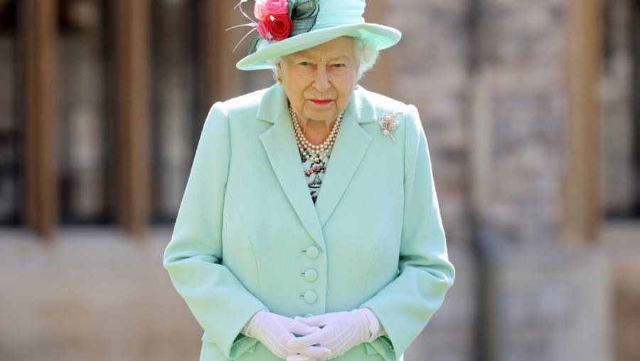 Reina Isabel: Piensa en los otros y vacúnate contra el COVID