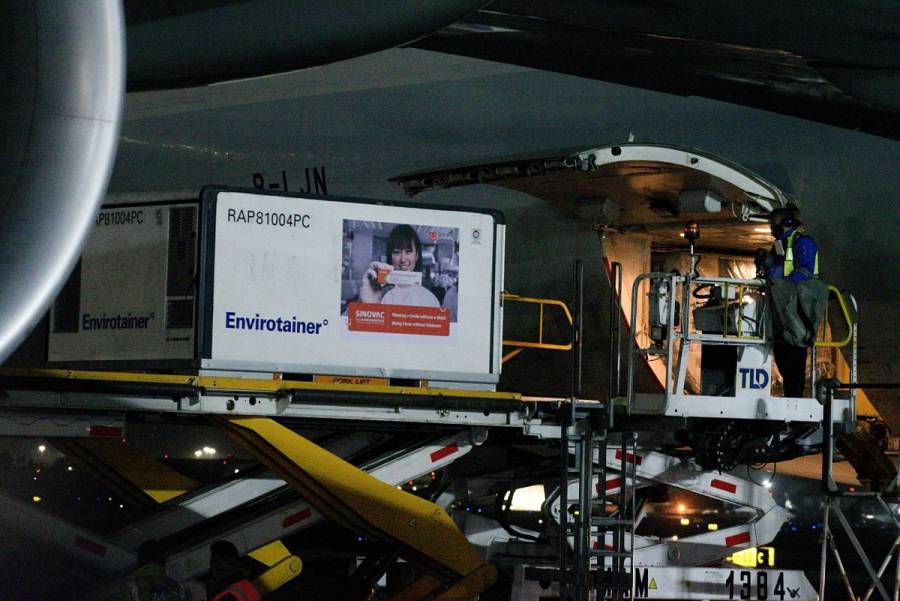 Llegan a México 800 mil vacunas contra COVID-19 de Sinovac