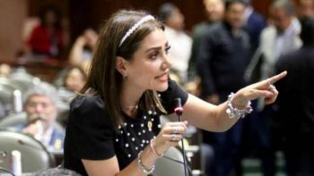#LadyMontajes: Diputada es atacada con harina y tierra durante transmisi&oacute;n en vivo