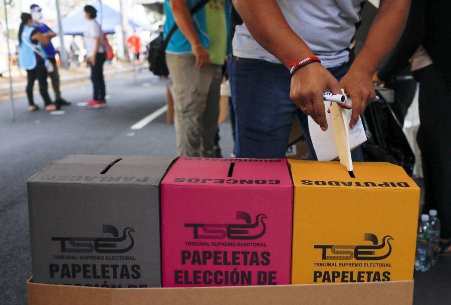 El Salvador celebra elecciones legislativas; partido de Bukele llega como favorito