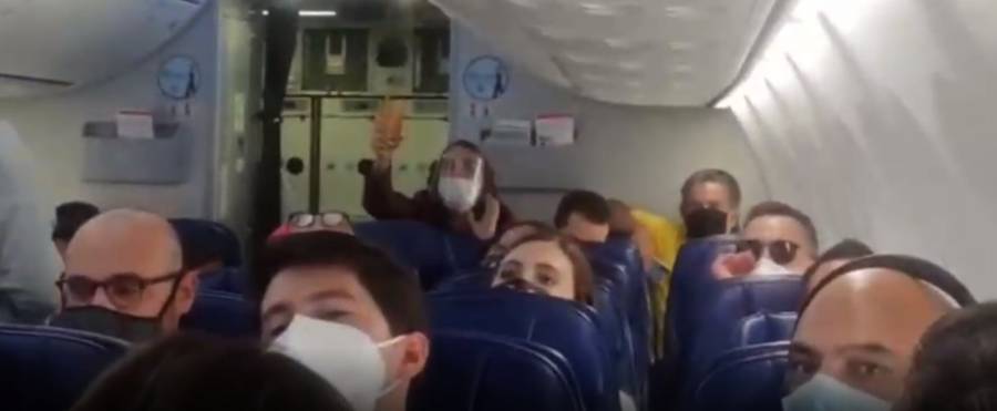 INSULTAN A AMLO EN AVIÓN, AL ARRIBAR A CDMX