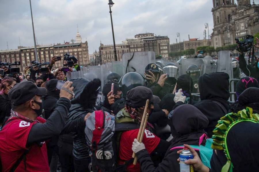 Feministas chocan con policías afuera de Palacio Nacional por caso Salgado Macedonio