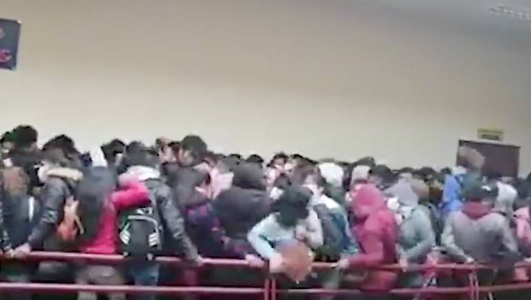 VIDEO: En Bolivia, mueren cinco estudiantes universitarios tras caer de un cuarto piso