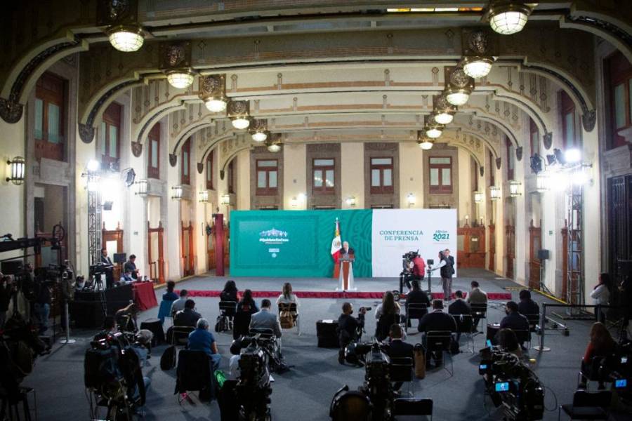 AMLO lamenta que feminismo sea usado con 