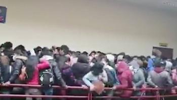VIDEO: En Bolivia, mueren cinco estudiantes universitarios tras caer de un cuarto piso