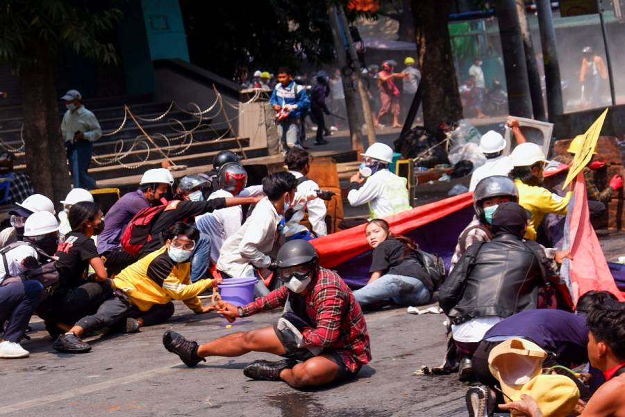 Policía de Birmania abre fuego contra manifestantes; reportan al menos 9 muertos