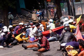 Polic&iacute;a de Birmania abre fuego contra manifestantes; reportan al menos 9 muertos