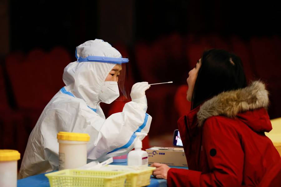 Pruebas anales de China por COVID-19 molestan a visitantes