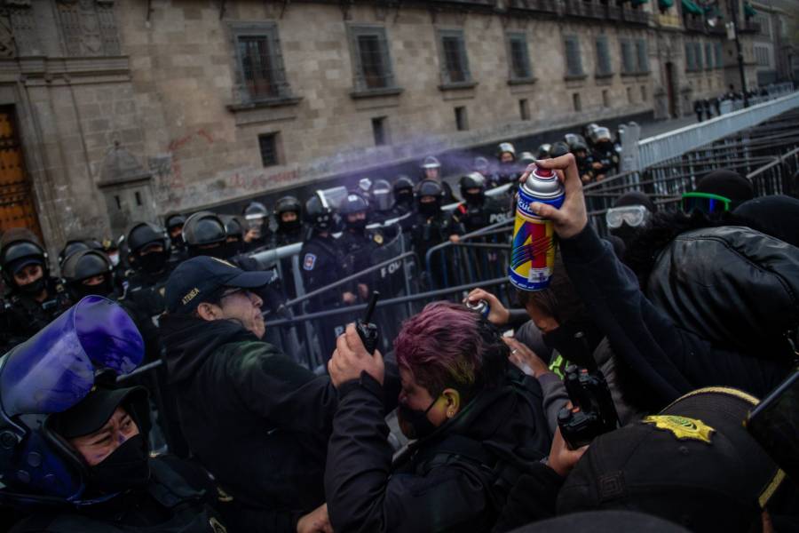 AI: frenan protestas de mujeres con violencia
